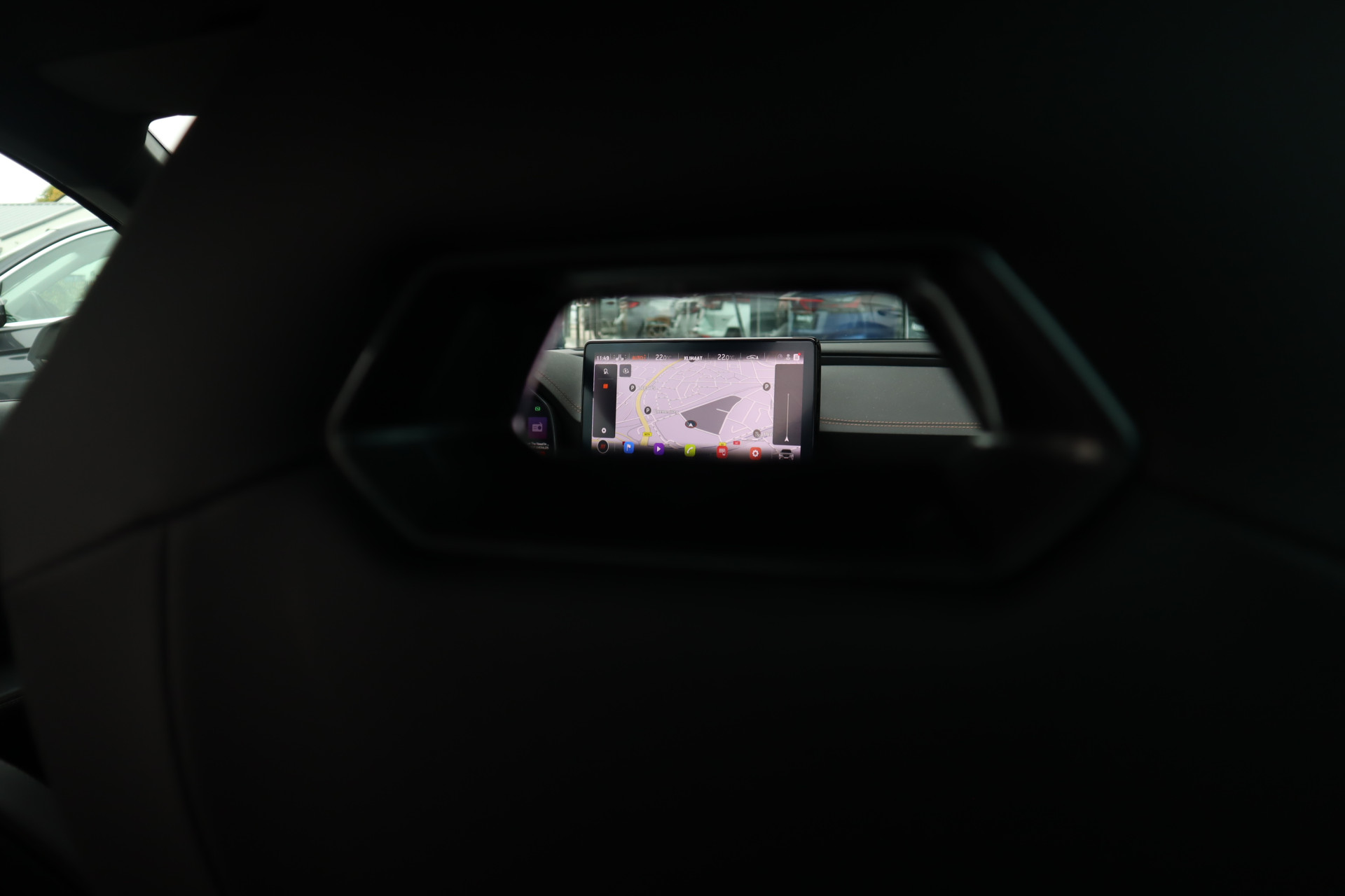 48079585-14.jpg