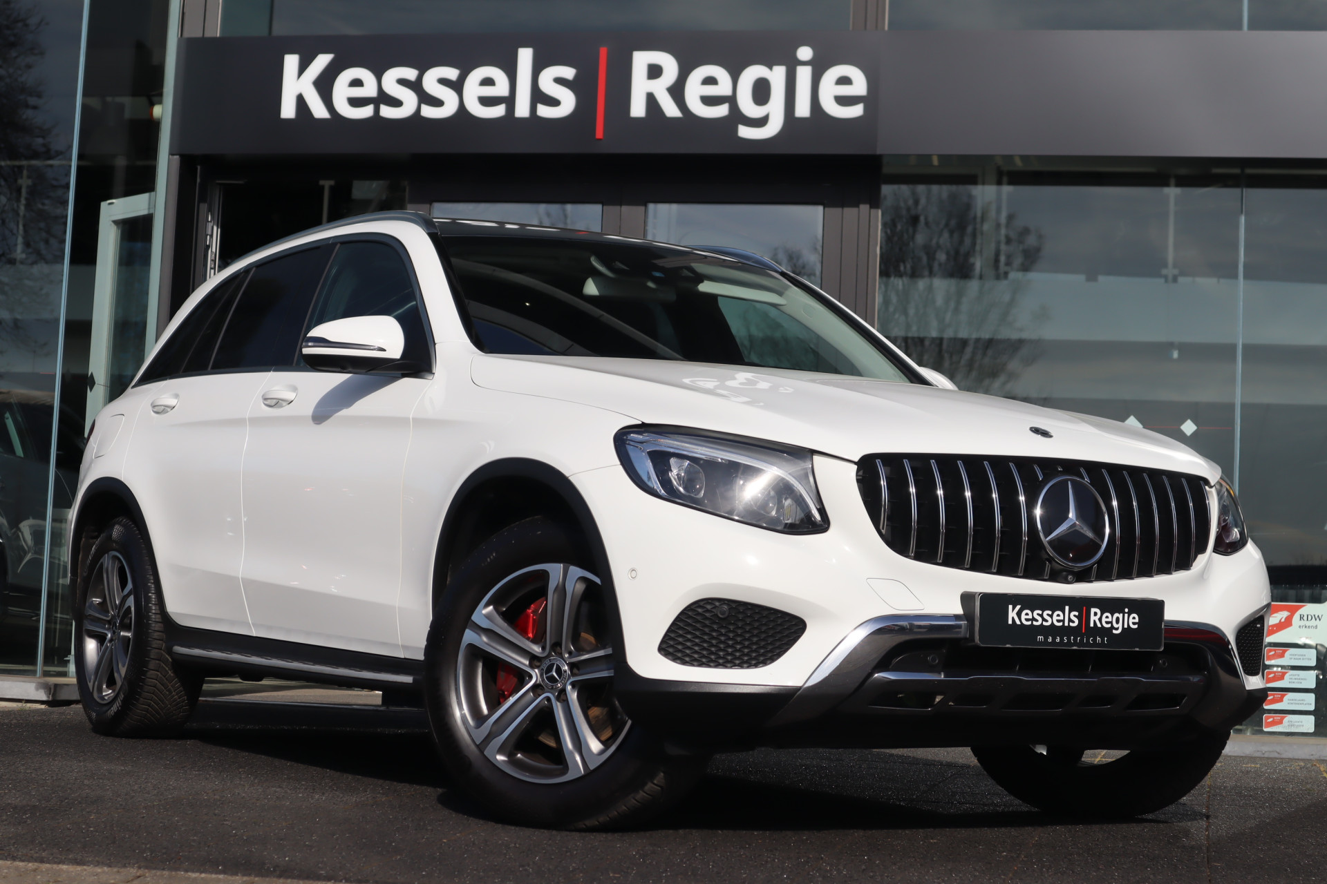 52684136