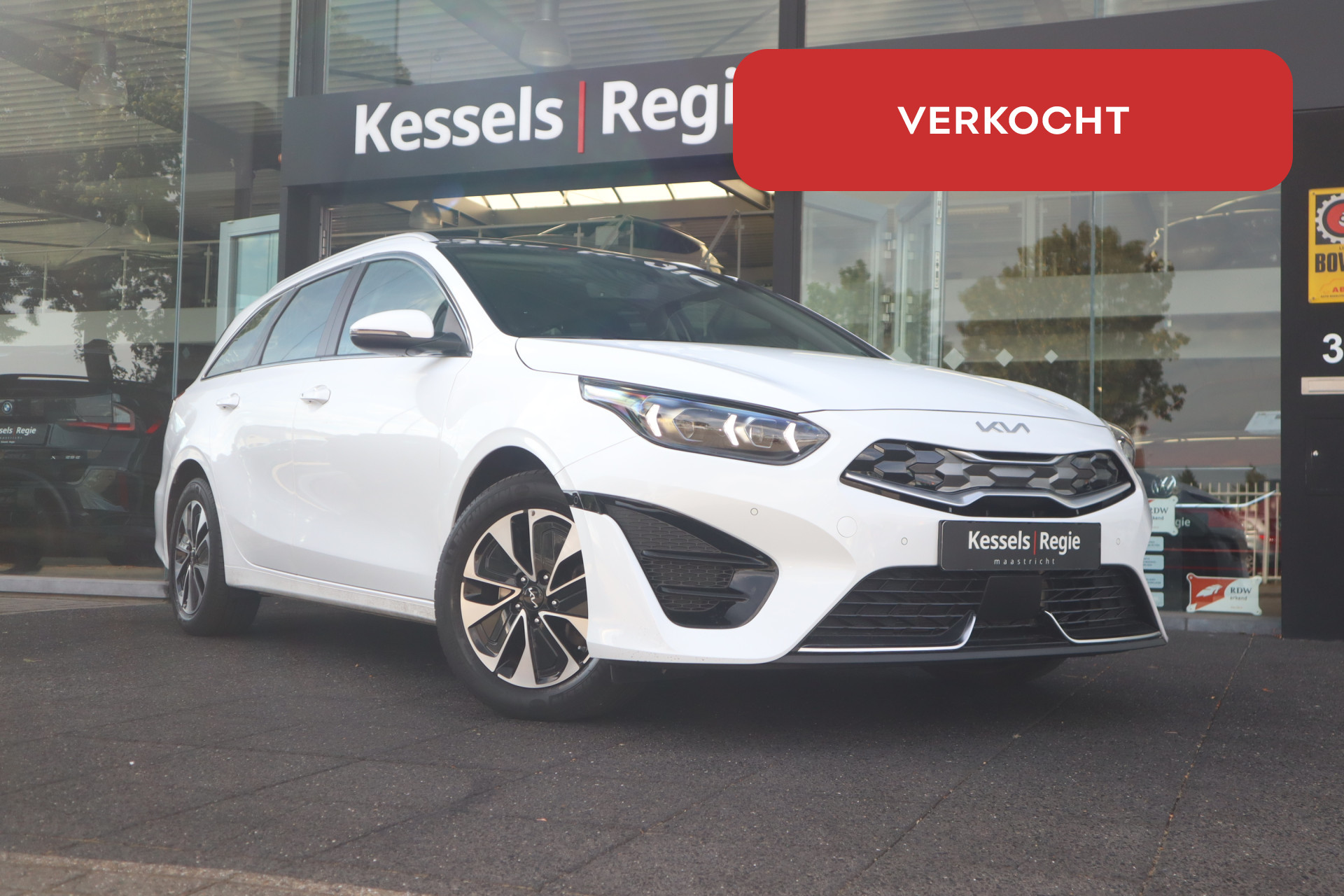 55803132